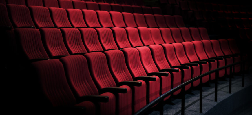 красные кресла в кинотеатре кинофестиваль одна шестая
